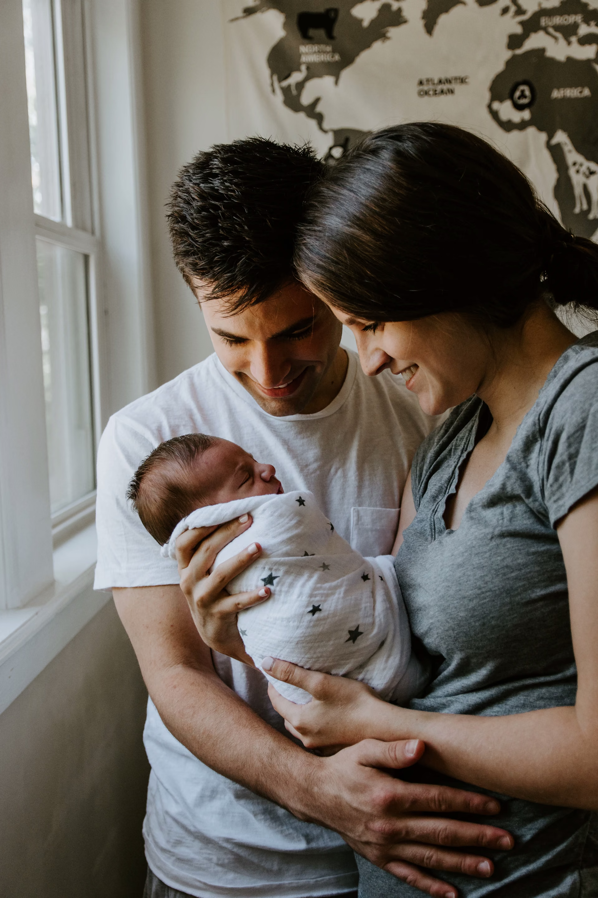 Casal com bebê recém-nascido